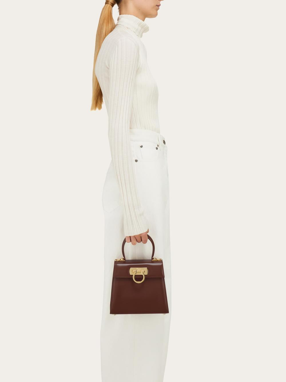 حقيبة FERRAGAMO النسائية ذات المقبض العلوي (S) باللون الكاكاو 212193 762840