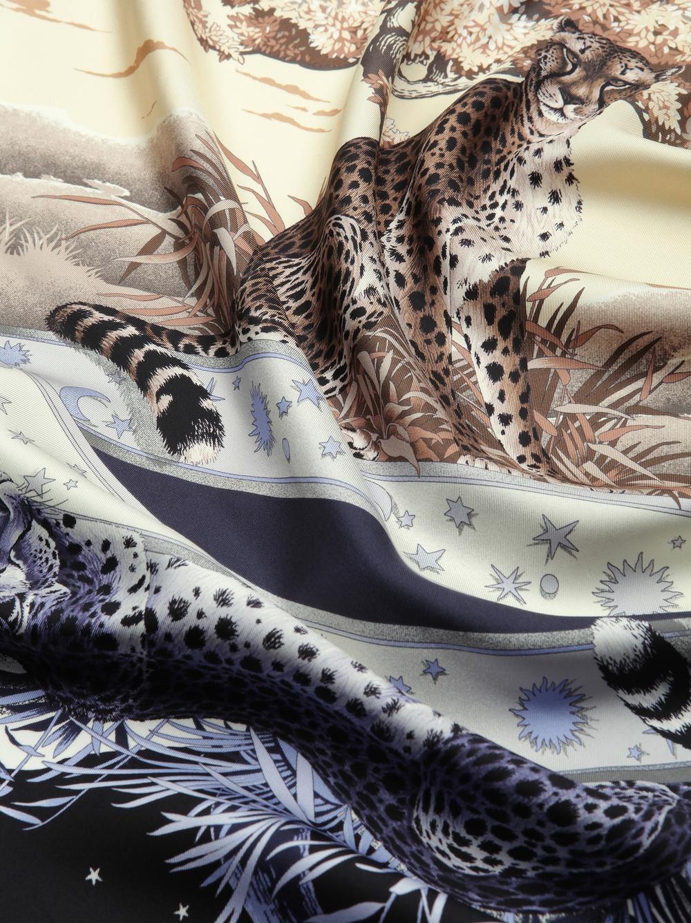 وشاح حريري مطبوع عليه عبارة Day & Night للنساء من FERRAGAMO باللون الأزرق/الأسود 310184 775495