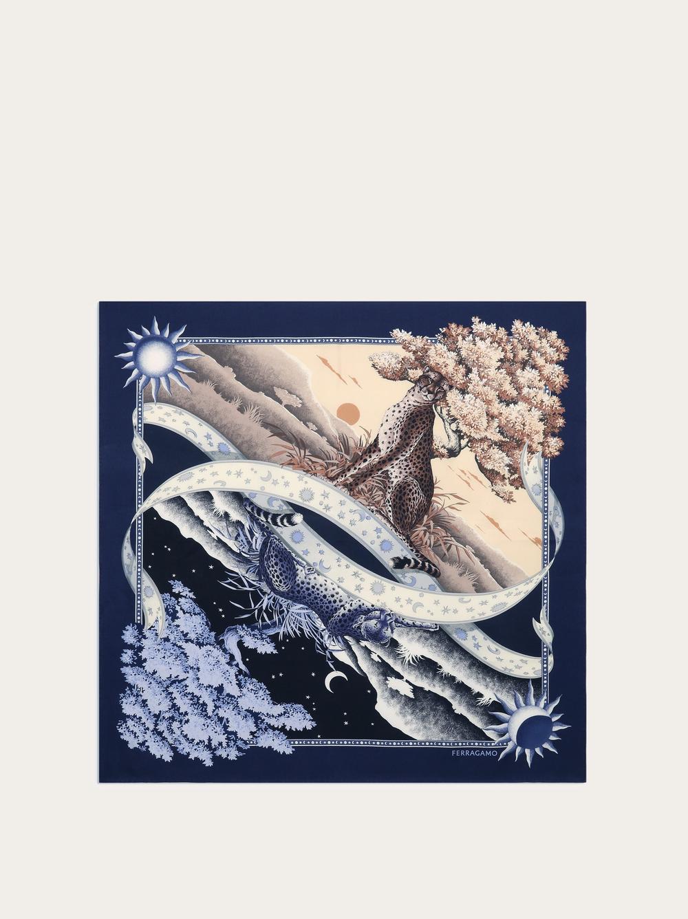 وشاح حريري مطبوع عليه عبارة Day & Night للنساء من FERRAGAMO باللون الأزرق/الأسود 310184 775495