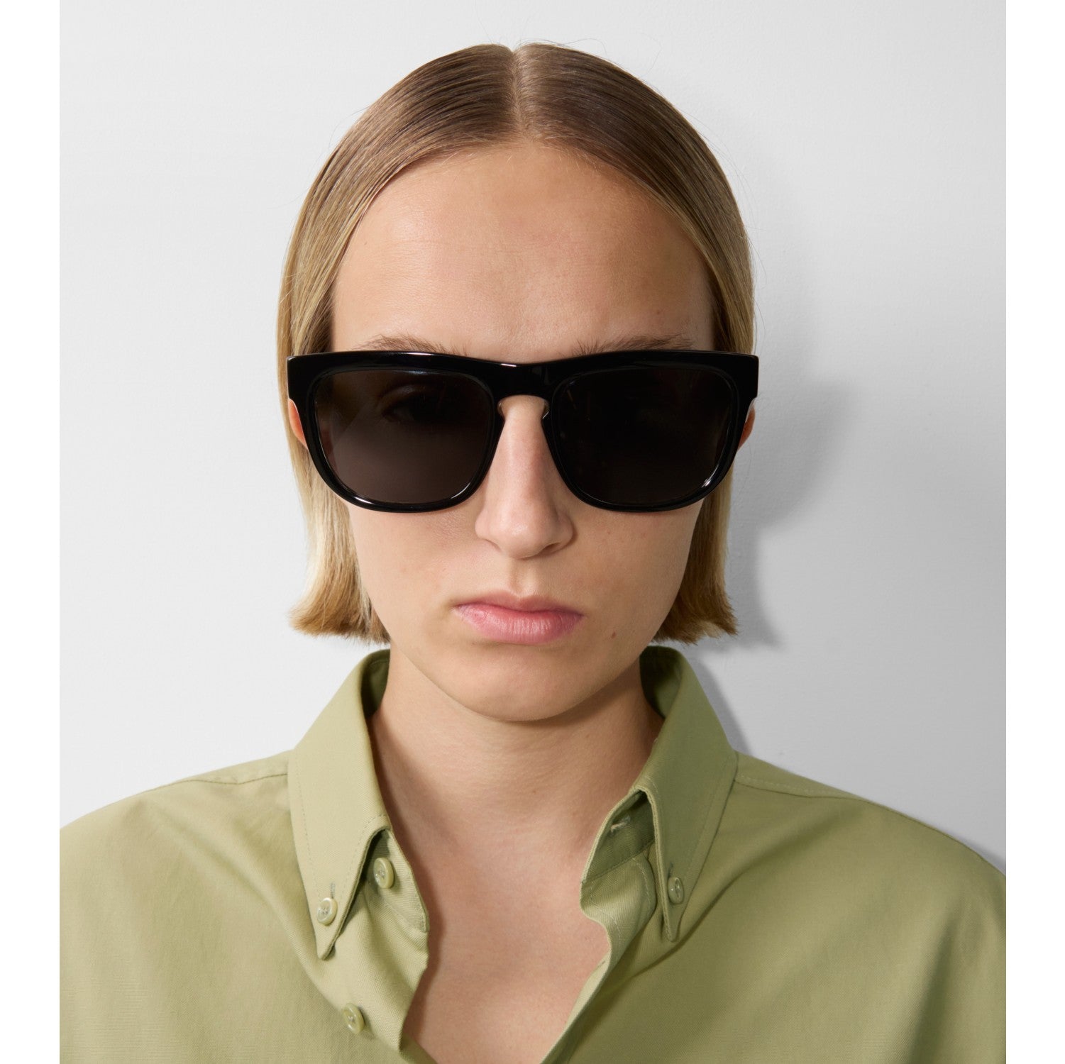 نظارات شمسية من بربري للجنسين بتصميم مربعات باللون الأسود/الأبيض 40840041