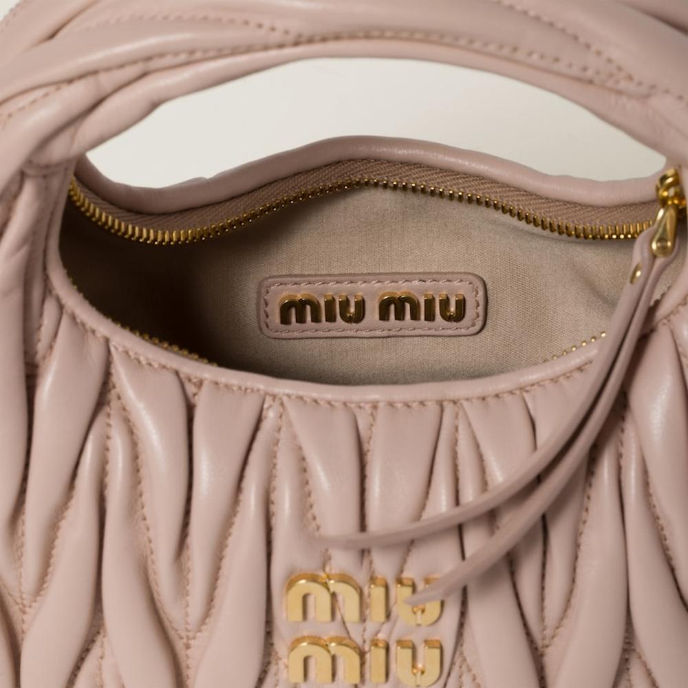 حقيبة MIU النسائية Wander من الجلد الناعم المبطن باللون الوردي الفاتح 5BP078_N88_F0236_V_OOO