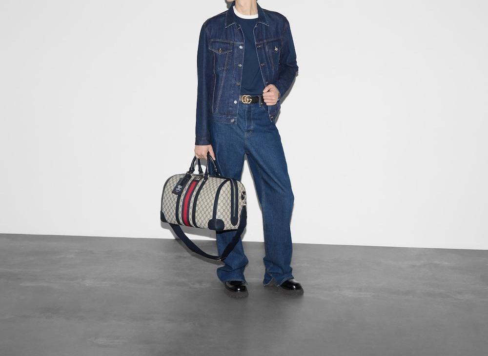 حقيبة دافل متوسطة الحجم للرجال من GUCCI Gucci Savoy باللونين البيج والأزرق من قماش GG Supreme 724642 9C2SN 4076