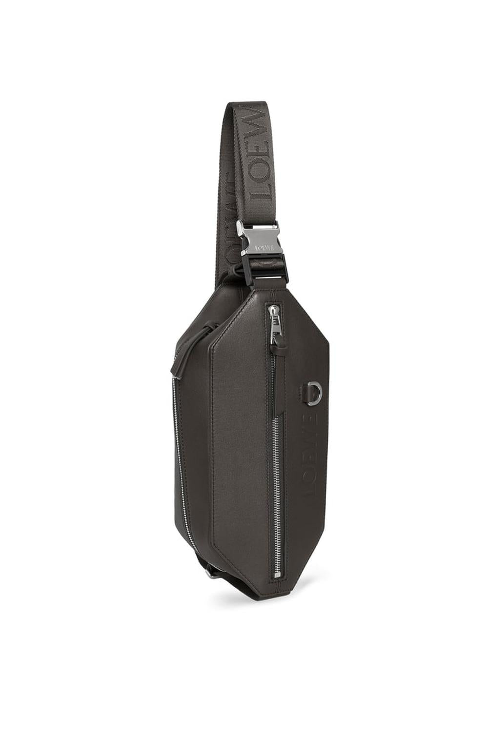 حقيبة LOEWE الرجالية القابلة للتحويل من جلد العجل الكلاسيكي باللون الرمادي الداكن B777NCNX01