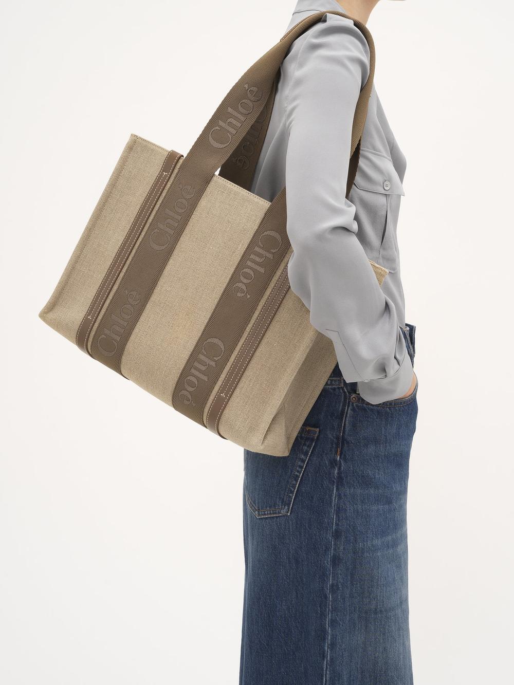 CHLOE Women Woody linen tote bag Dark Nut CHC23AS383L1729X