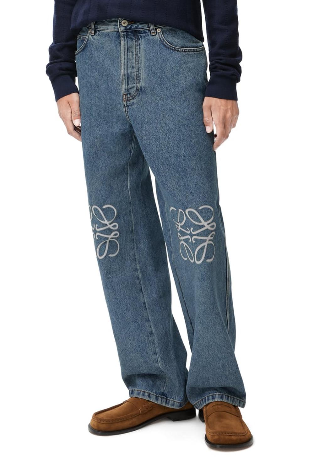 بنطلون جينز فضفاض من LOEWE للرجال من قماش الدنيم أزرق متوسط اللون H526Y11W59