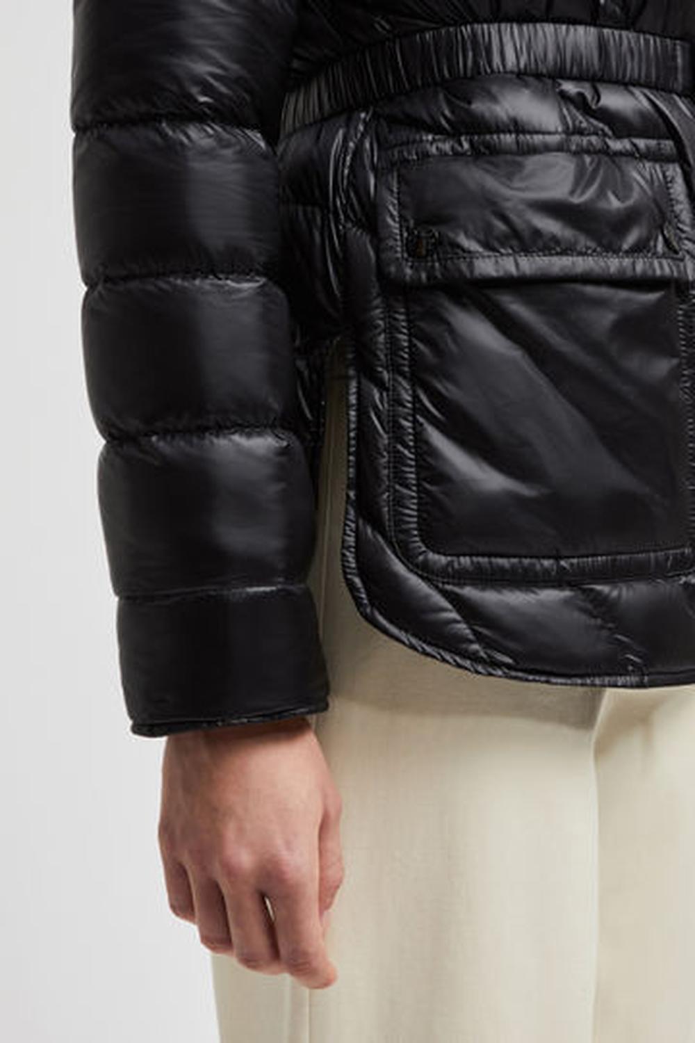 سترة نسائية من MONCLER Argenno بغطاء رأس وطول متوسط باللون الأسود K10931A00073595ZZ999