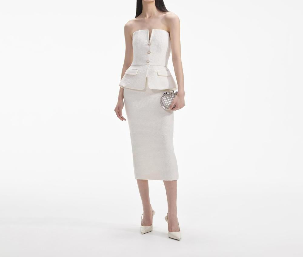 فستان نسائي متوسط الطول من SELF PORTRAIT بلون كريمي لامع من قماش باندو وبتصميم مفتوح من الخلف SP023