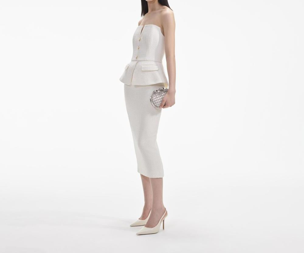 فستان نسائي متوسط الطول من SELF PORTRAIT بلون كريمي لامع من قماش باندو وبتصميم مفتوح من الخلف SP023