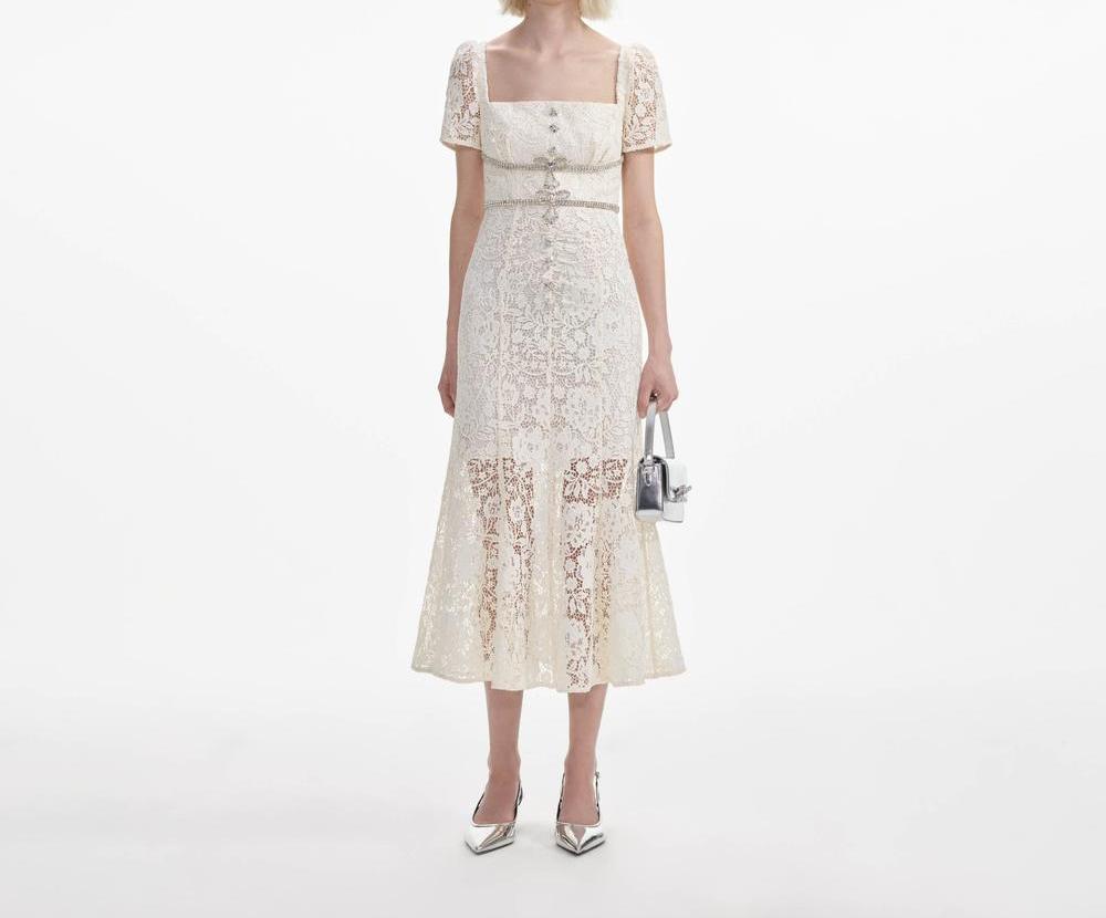 فستان نسائي متوسط الطول من SELF PORTRAIT مع فيونكة من الدانتيل الكريمي من مجموعة SP026