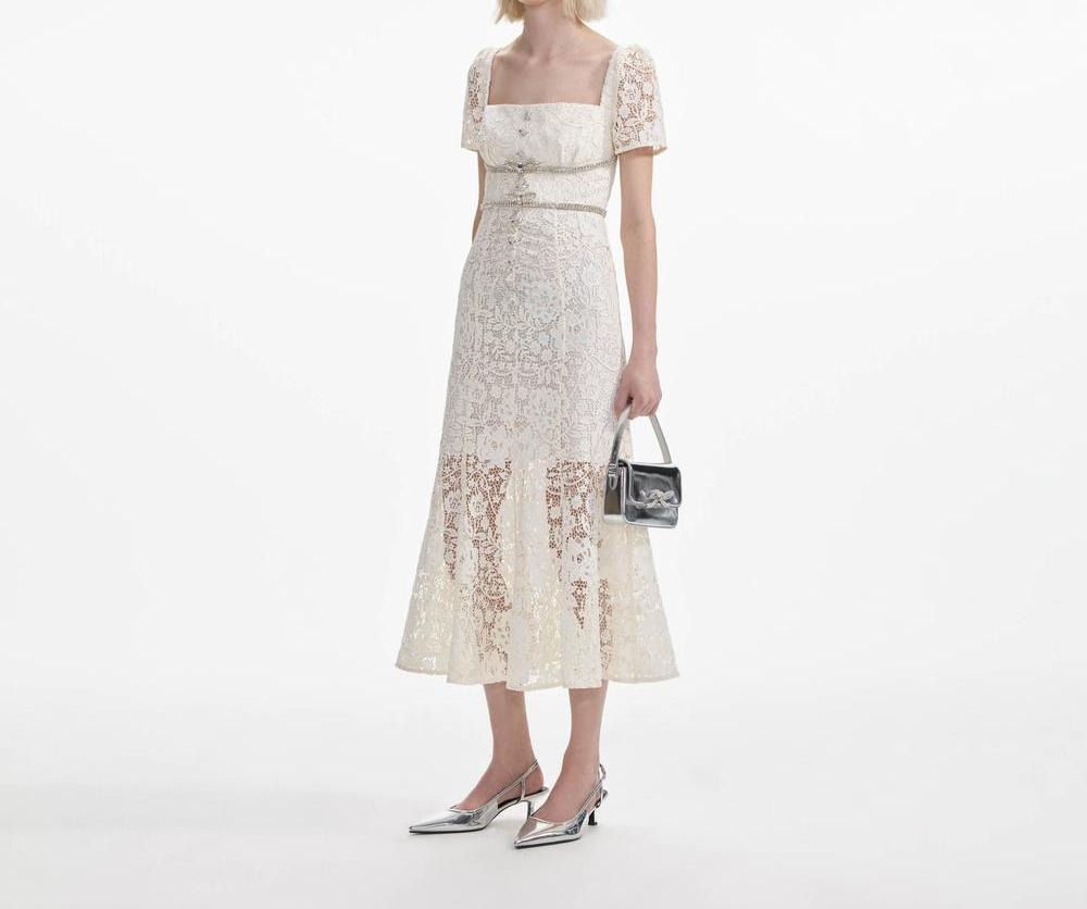 فستان نسائي متوسط الطول من SELF PORTRAIT مع فيونكة من الدانتيل الكريمي من مجموعة SP026