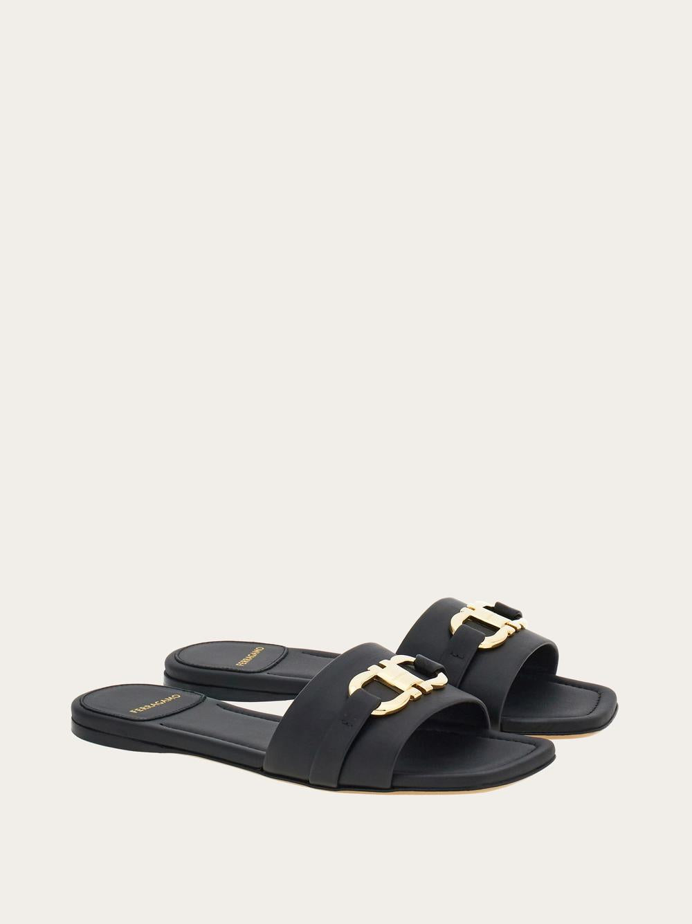 حذاء نسائي من FERRAGAMO Slide مع Gancini Noir 01G997 769636