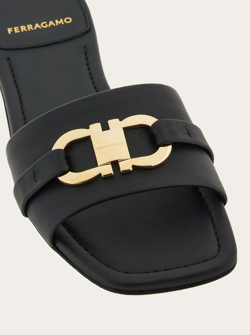 حذاء نسائي من FERRAGAMO Slide مع Gancini Noir 01G997 769636