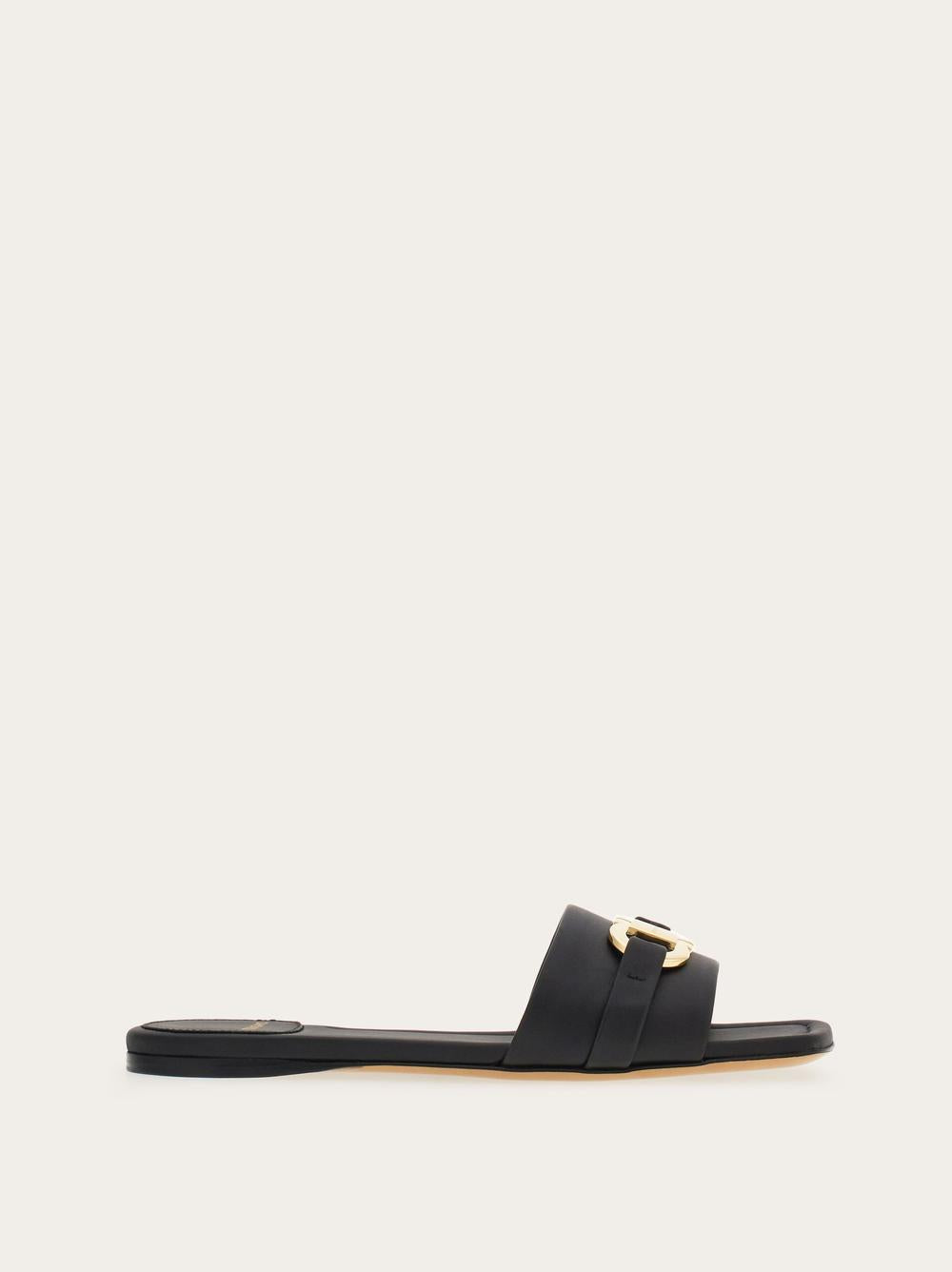 حذاء نسائي من FERRAGAMO Slide مع Gancini Noir 01G997 769636