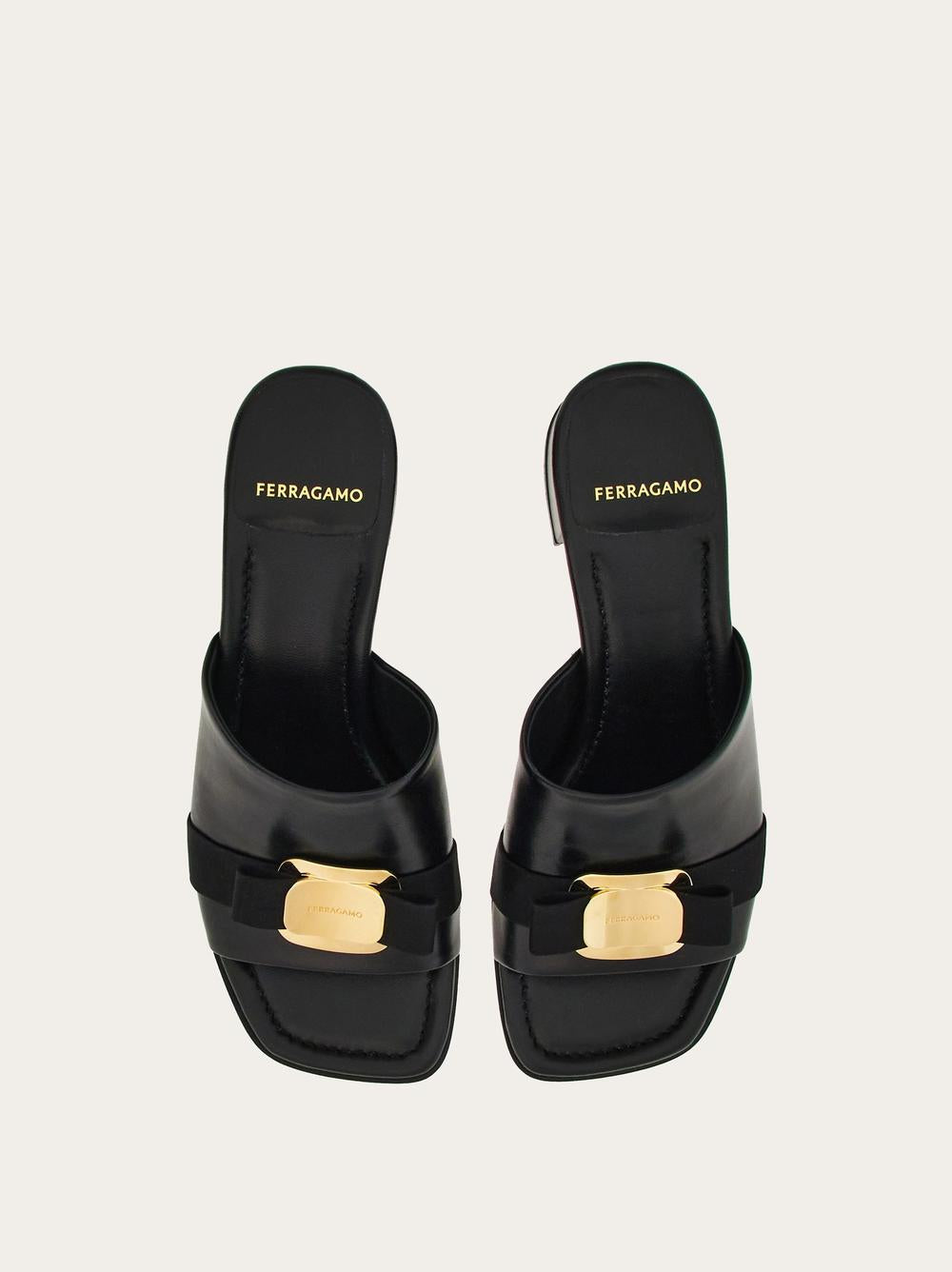 حذاء نسائي من FERRAGAMO جديد صيفي مسطح باللون الأسود 01H344 768740