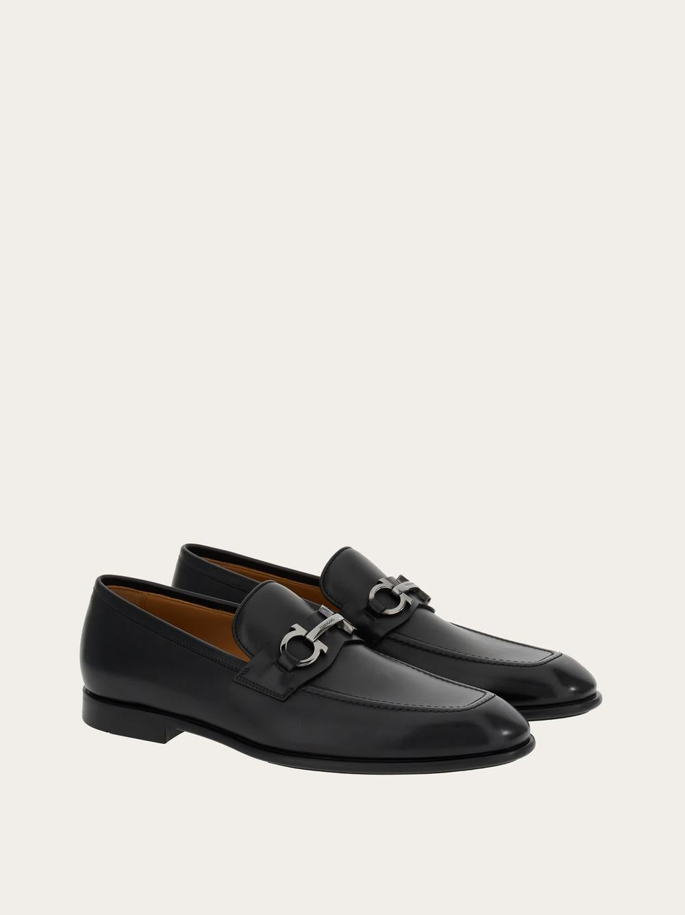 حذاء رجالي من FERRAGAMO Penny Loafer باللون الأسود/البسكويت 021669 762636