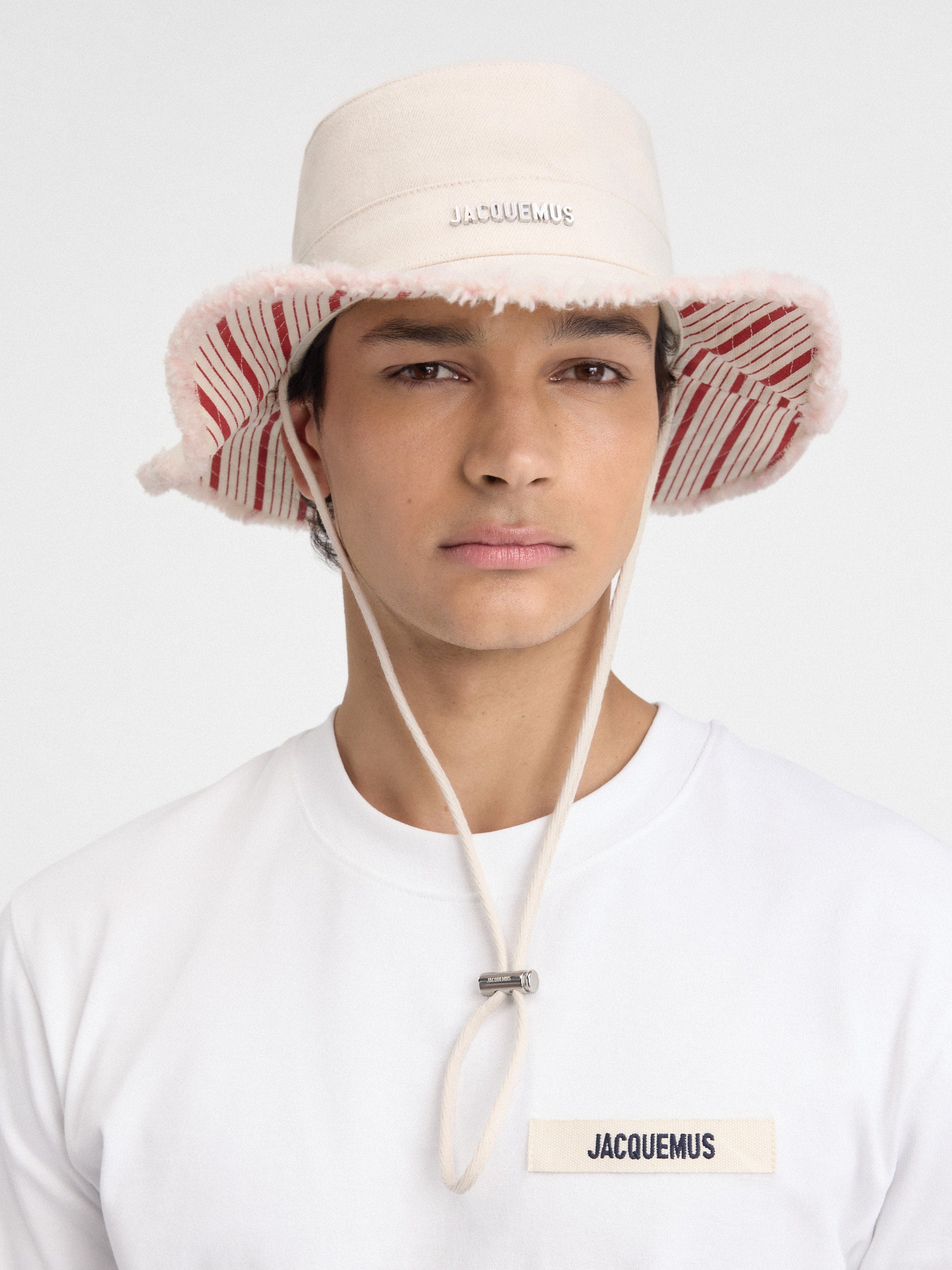 JACQUEMUS Men The Artichaut bucket hat Off-White / Red Stripes 213AC002-1514-11E