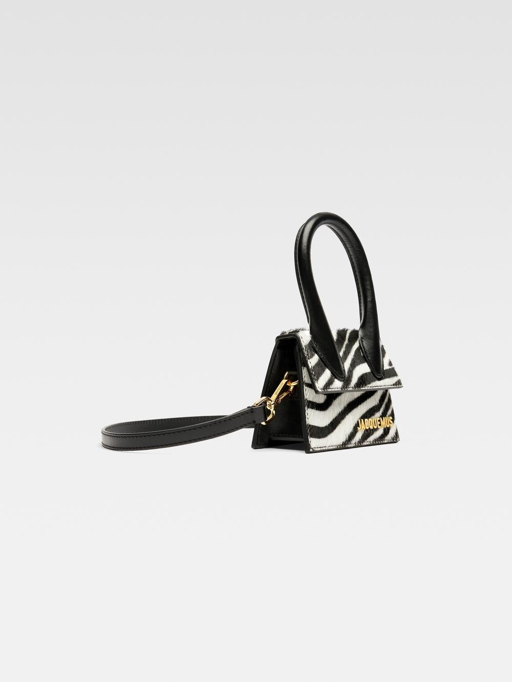 حذاء JACQUEMUS للنساء من Chiquito باللونين الأسود والأبيض Zebra 213BA001-3211-9DZ