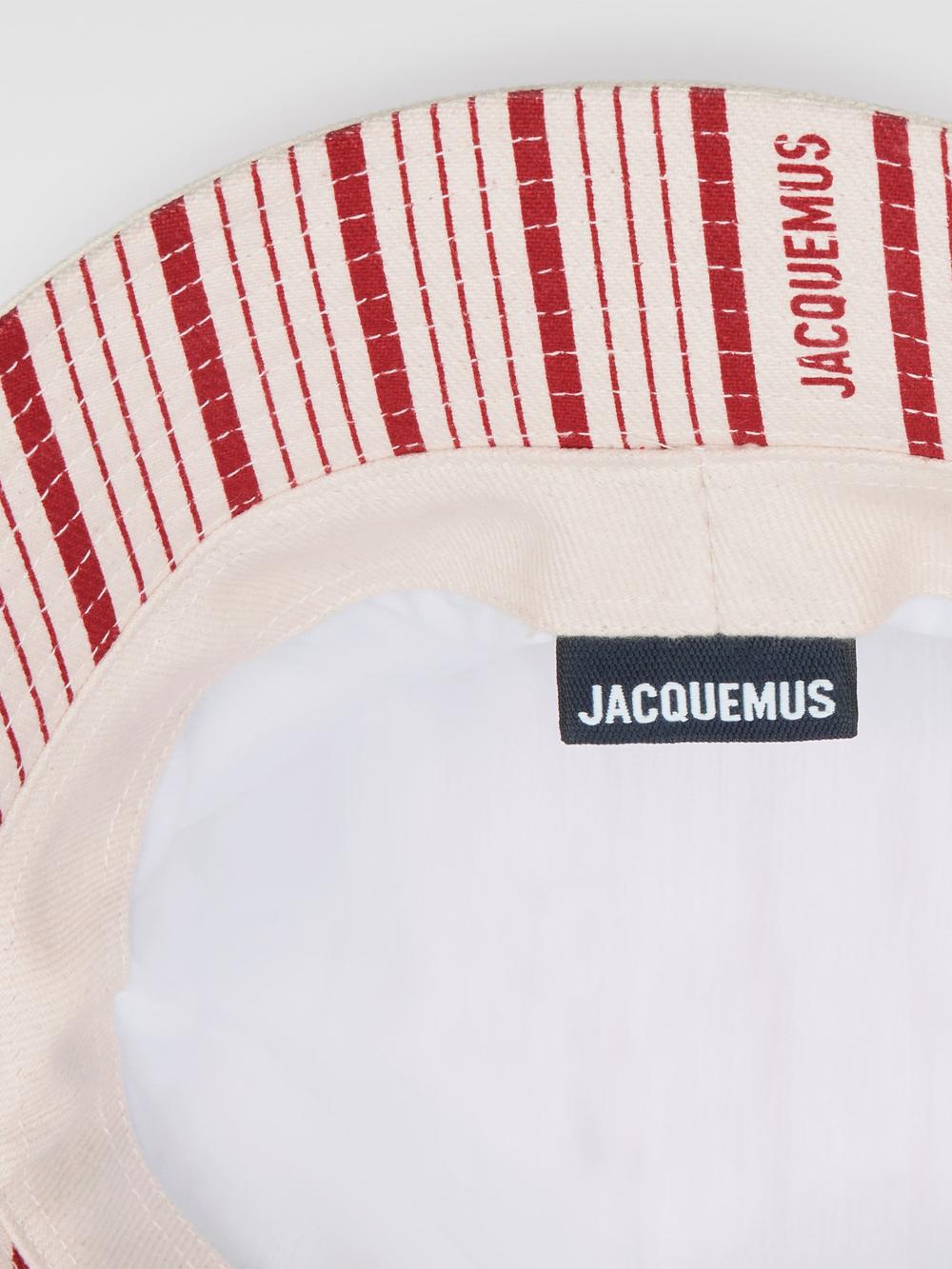 قبعة دلو Gadjo للسيدات من JACQUEMUS باللون الأبيض العاجي / خطوط حمراء 223AC001-1514-11E