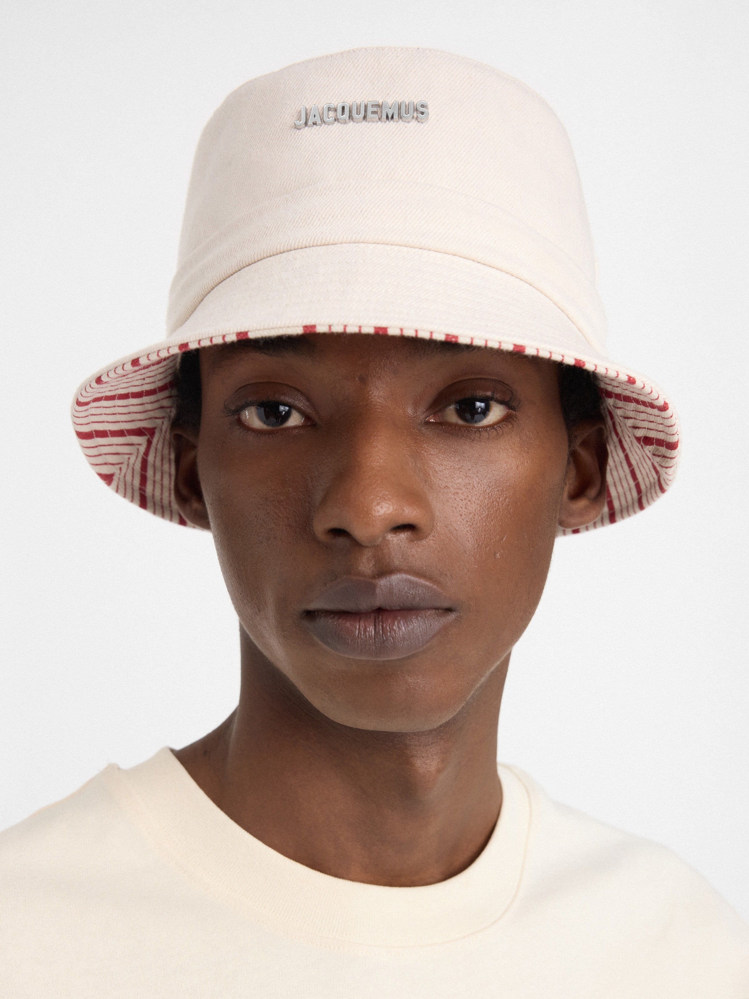 JACQUEMUS Women The Gadjo bucket hat Off-White / Red Stripes 223AC001-1514-11E