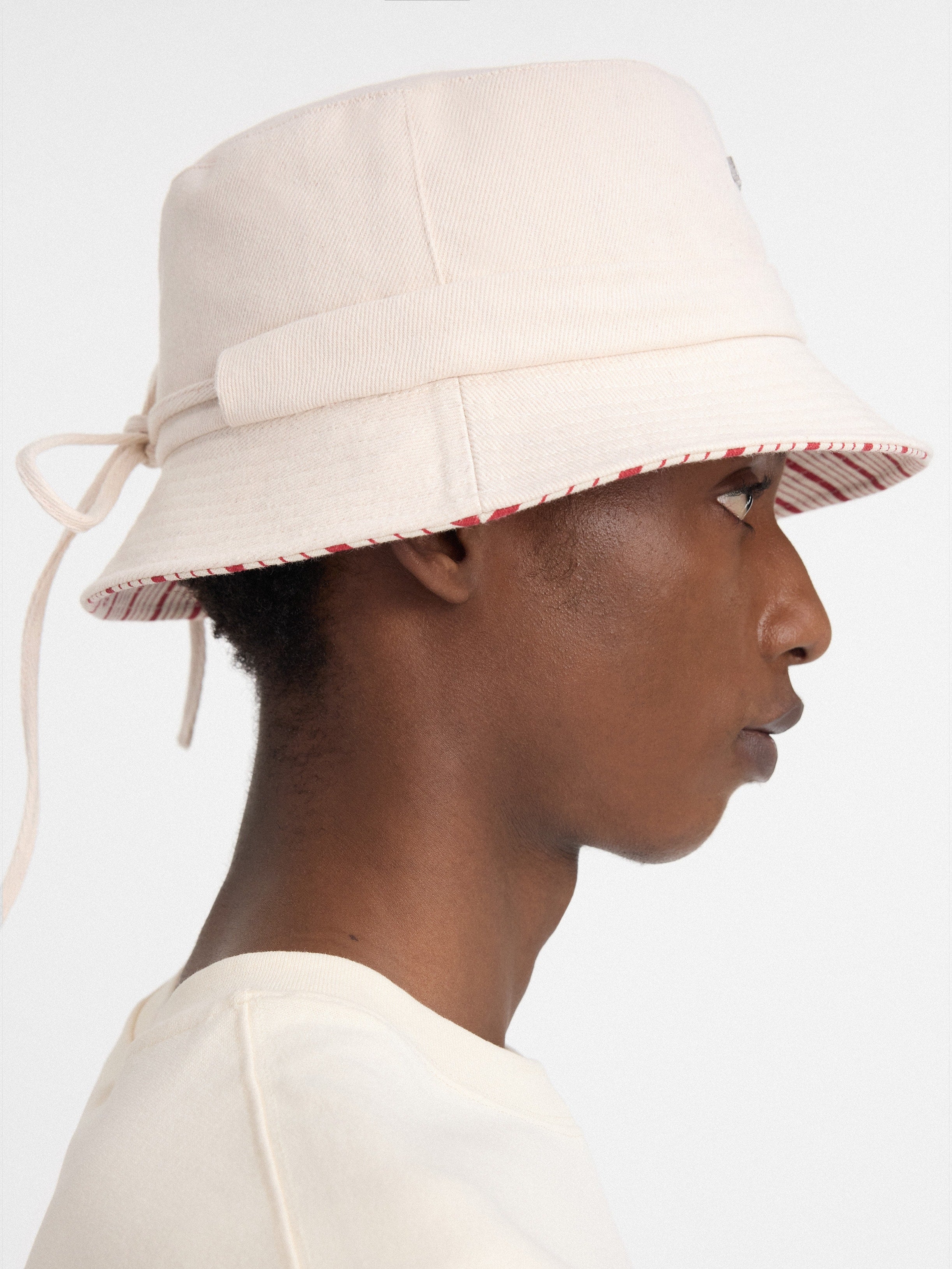 JACQUEMUS Women The Gadjo bucket hat Off-White / Red Stripes 223AC001-1514-11E