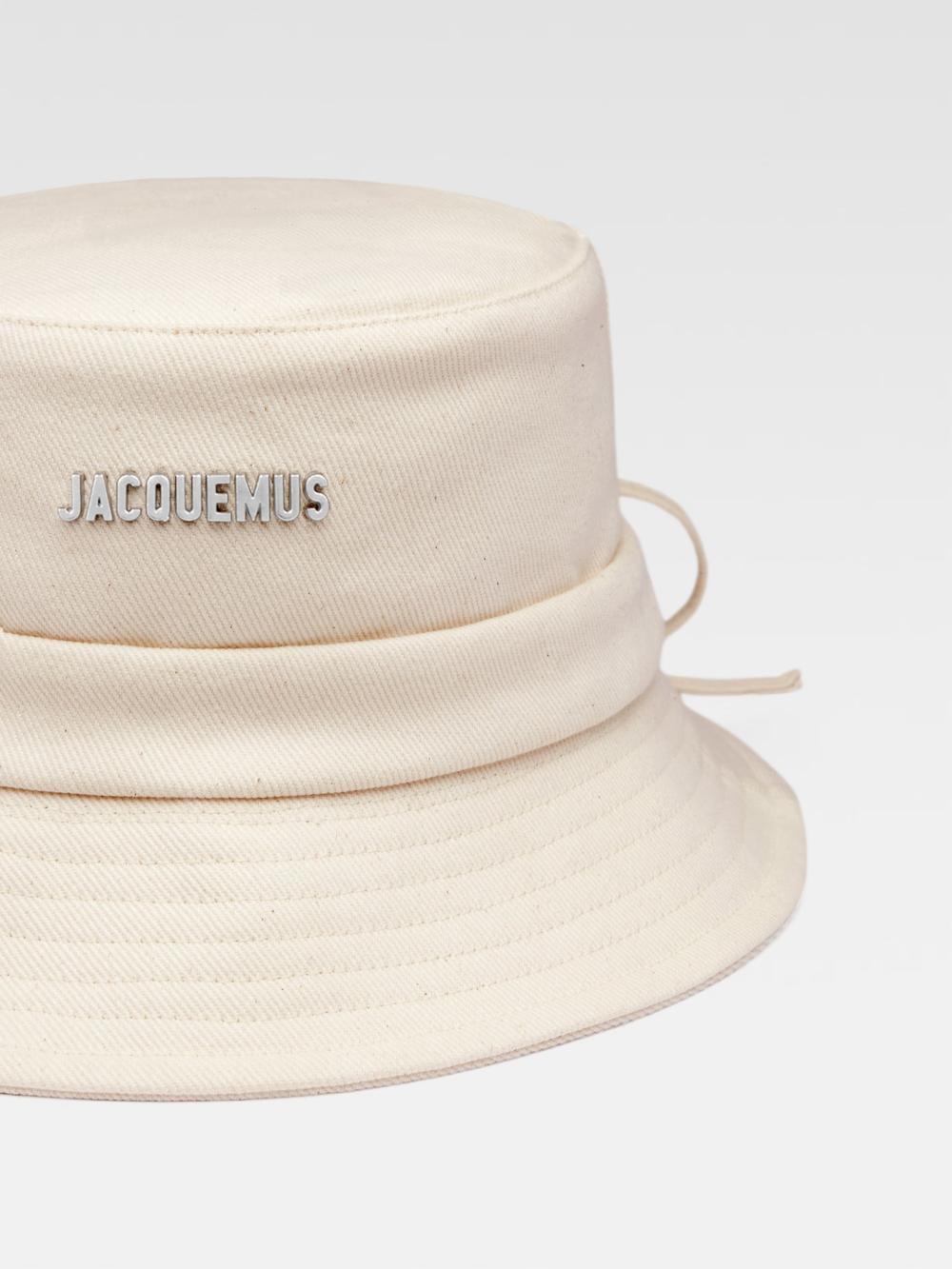 قبعة دلو Gadjo النسائية من JACQUEMUS باللون الأبيض الفاتح 223AC001-5001-110