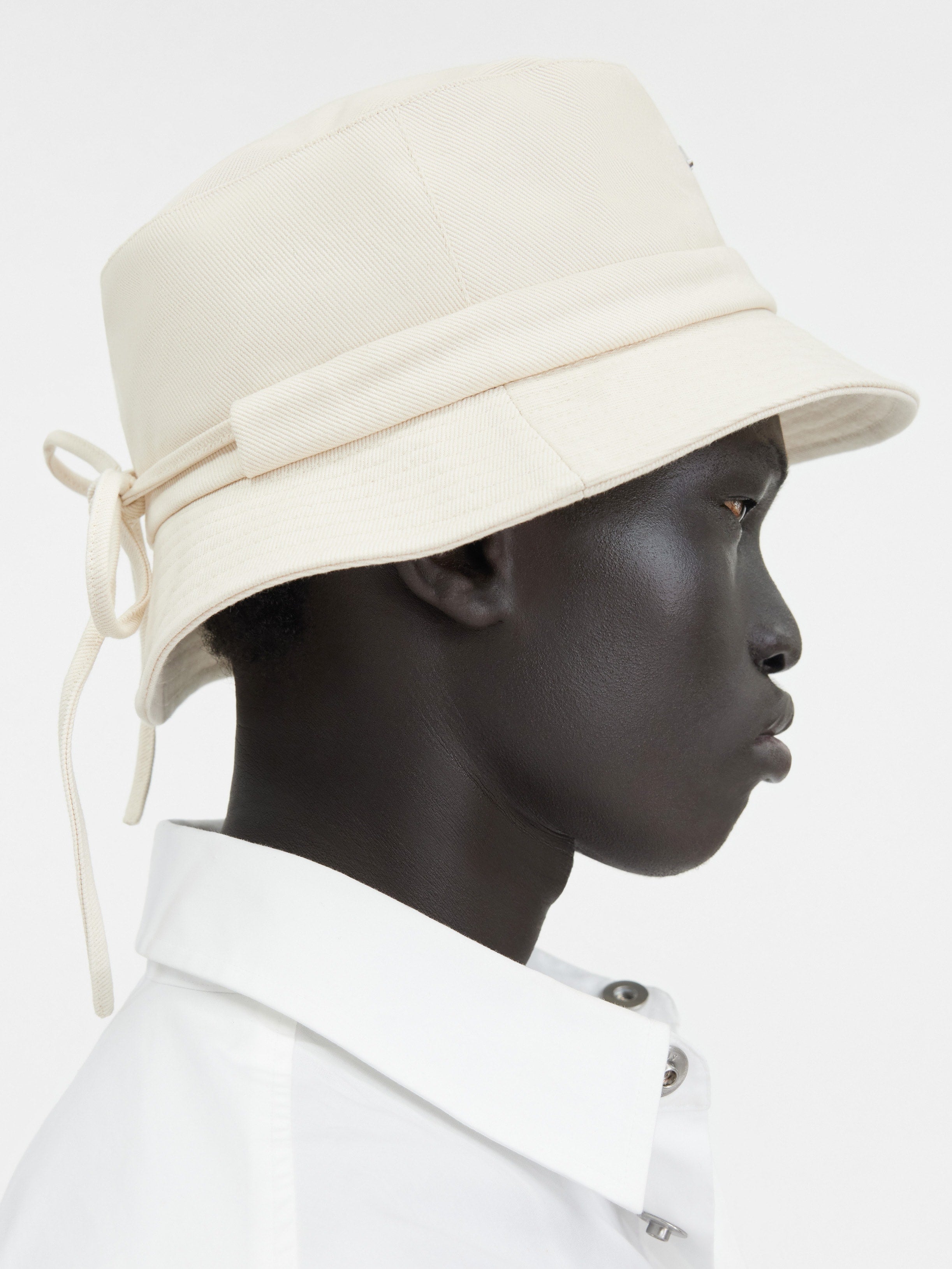 JACQUEMUS Women The Gadjo bucket hat Off-White 223AC001-5001-110