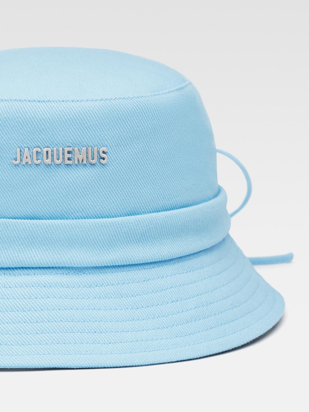 قبعة دلو Gadjo للنساء من JACQUEMUS باللون الأزرق 223AC001-5012-330