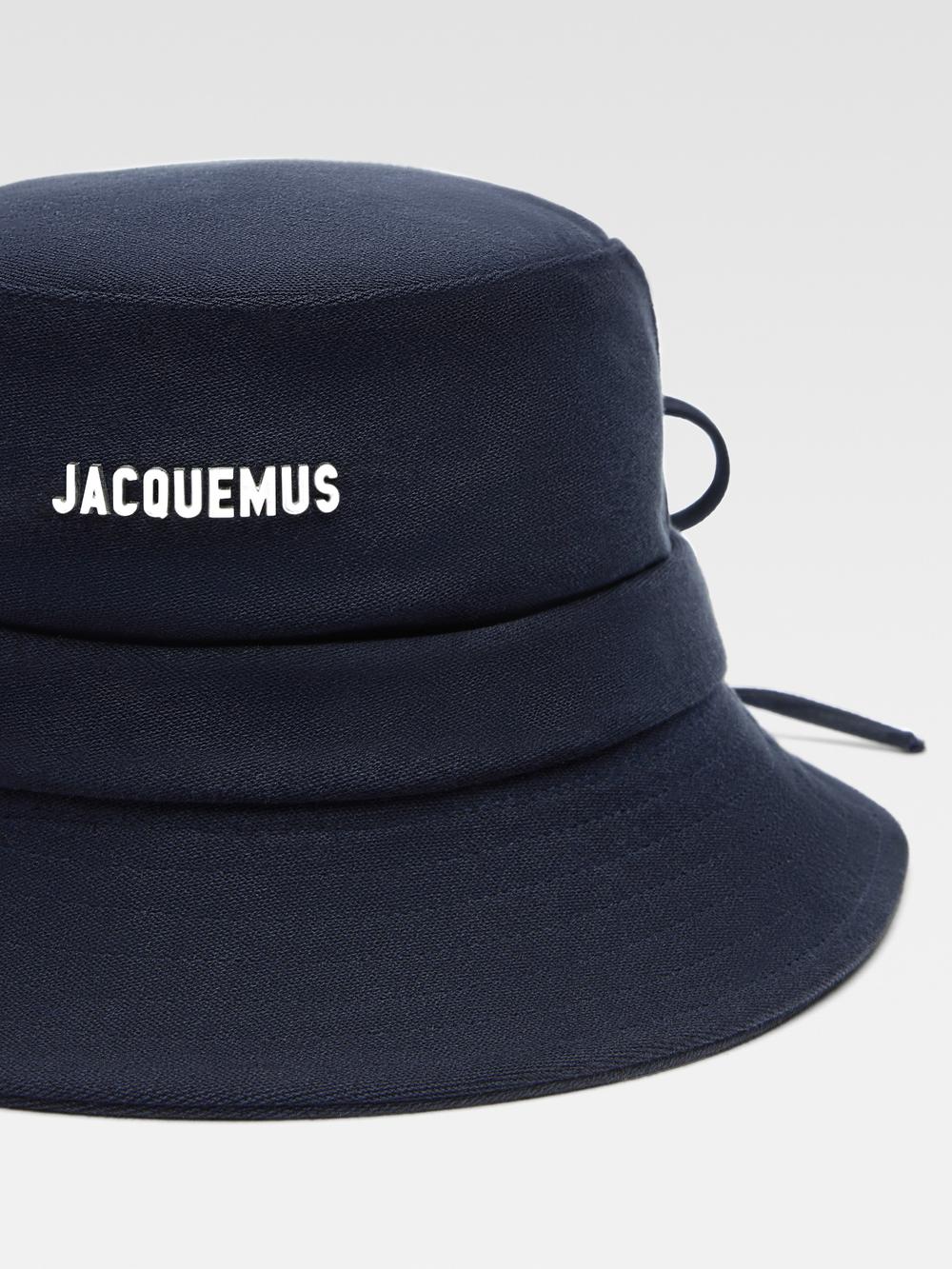 قبعة دلو Gadjo للنساء من JACQUEMUS باللون الأزرق الداكن 223AC001-5106-390