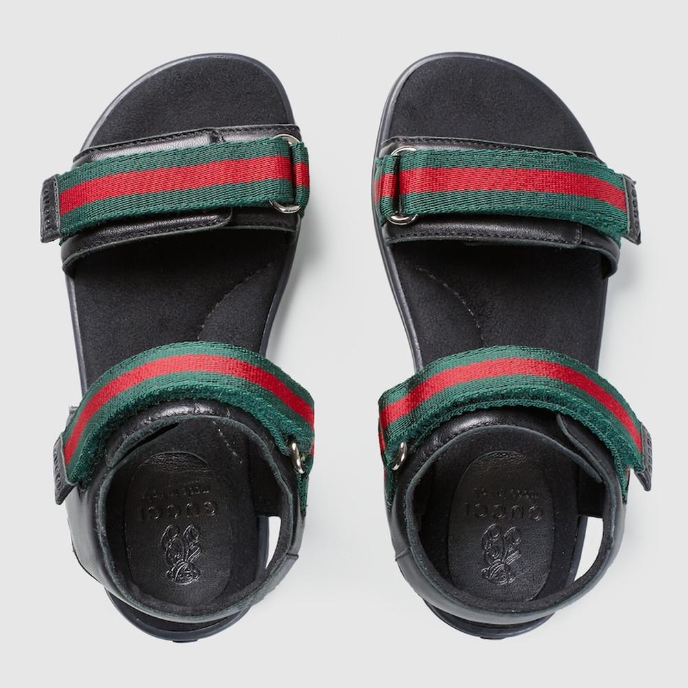 صندل جلدي للأطفال من GUCCI Kids مع شريط ويب باللون الأسود 257761 BLN10 1060