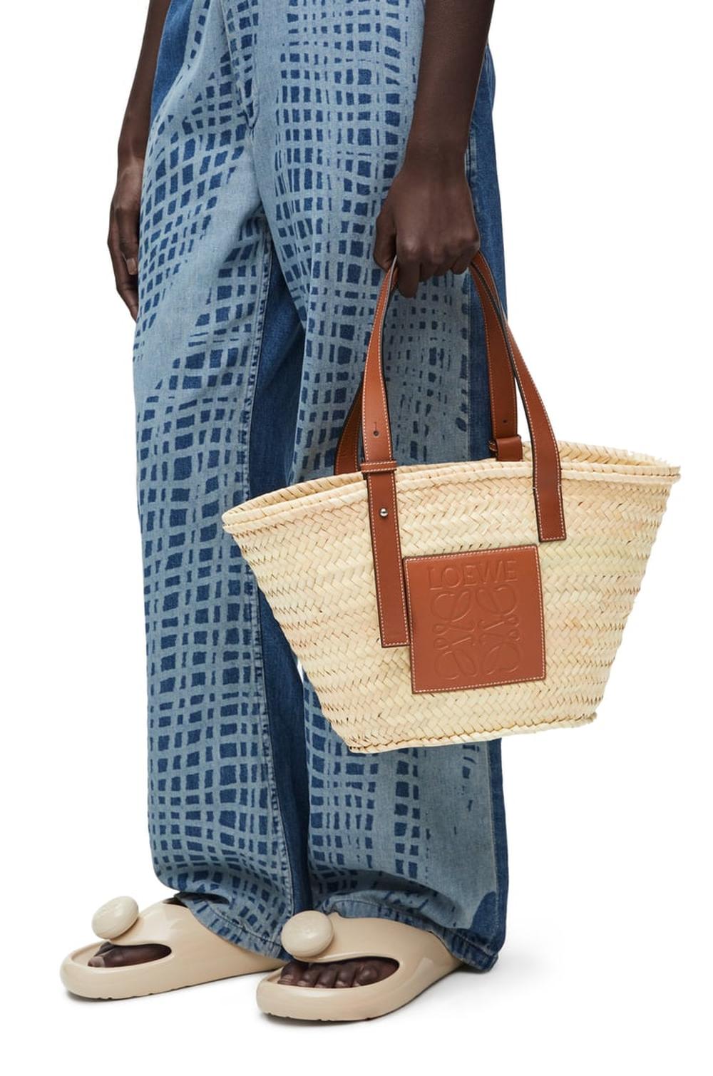 LOEWE Women Basket bag in palm leaf and calfskin Natural/Tan 327.02.S92-2435