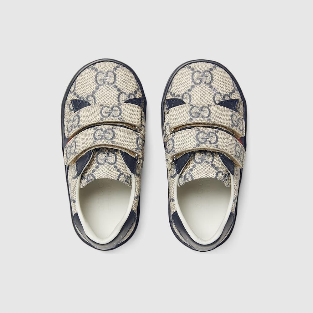 حذاء رياضي Gucci Ace للأطفال الصغار من GUCCI باللونين الأزرق والرمادي GG Supreme 463088 FACYF 4055