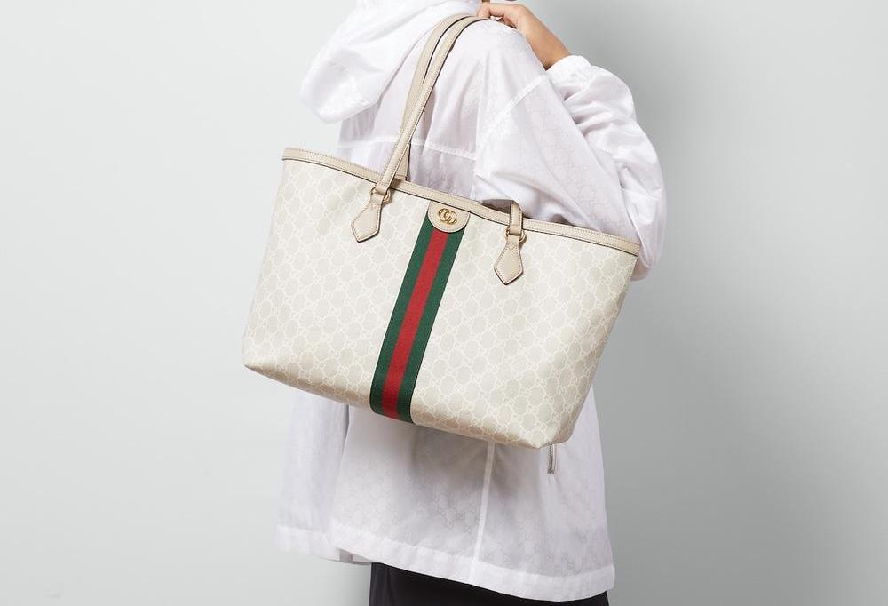 حقيبة يد نسائية متوسطة الحجم من GUCCI Ophidia باللونين البيج والأبيض من قماش GG Supreme 631685 UULAG 9682