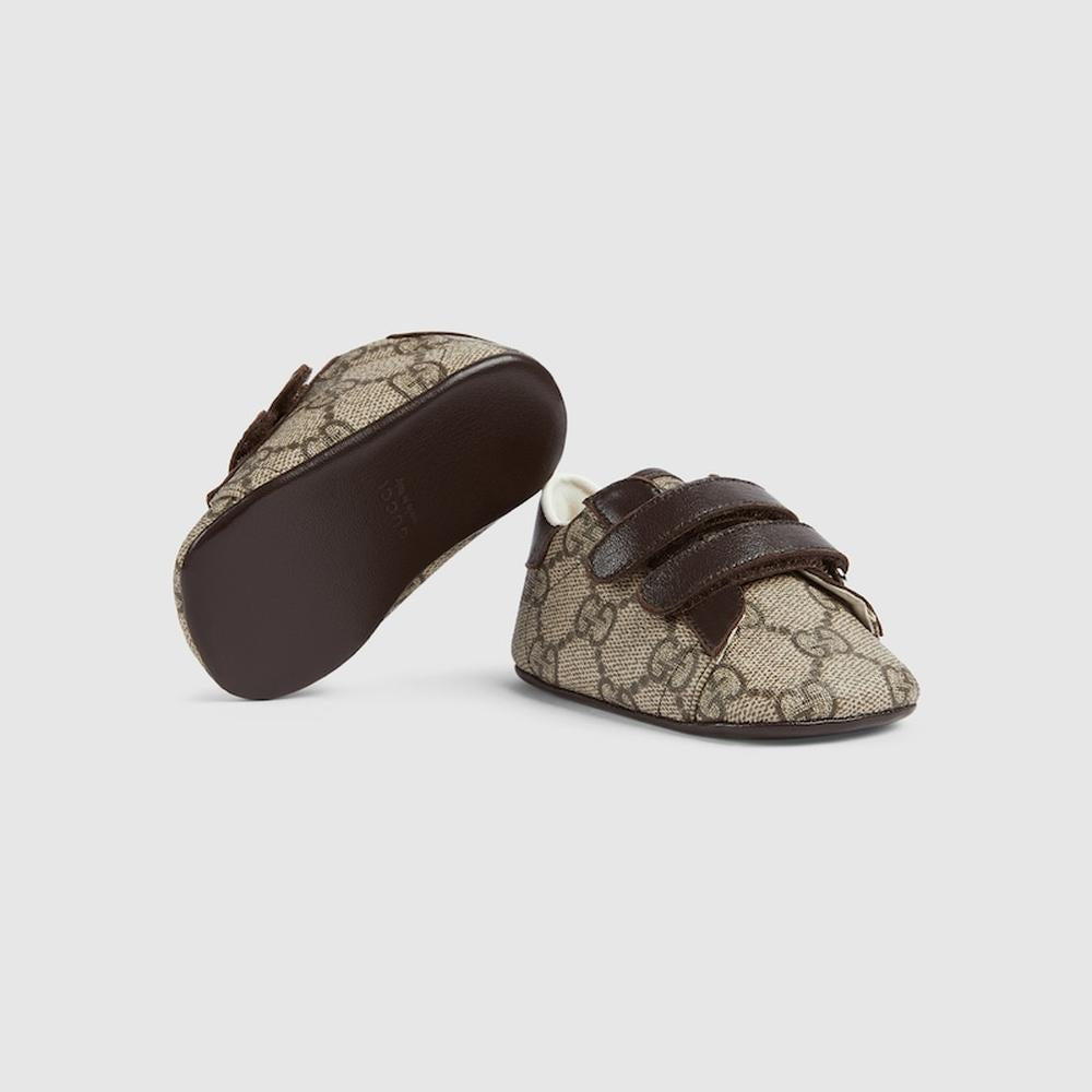 حذاء رياضي GUCCI Kids Baby Gucci Ace باللون البيج والأبنوس من قماش GG Supreme 772387 FACX3 9752