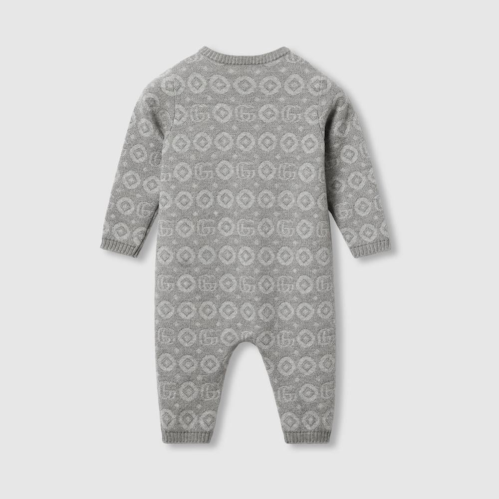 طقم ملابس أطفال GUCCI Kids Double G من القطن بتصميم هندسي من قطعة واحدة باللون الرمادي الداكن 772653 XKDRV 1050