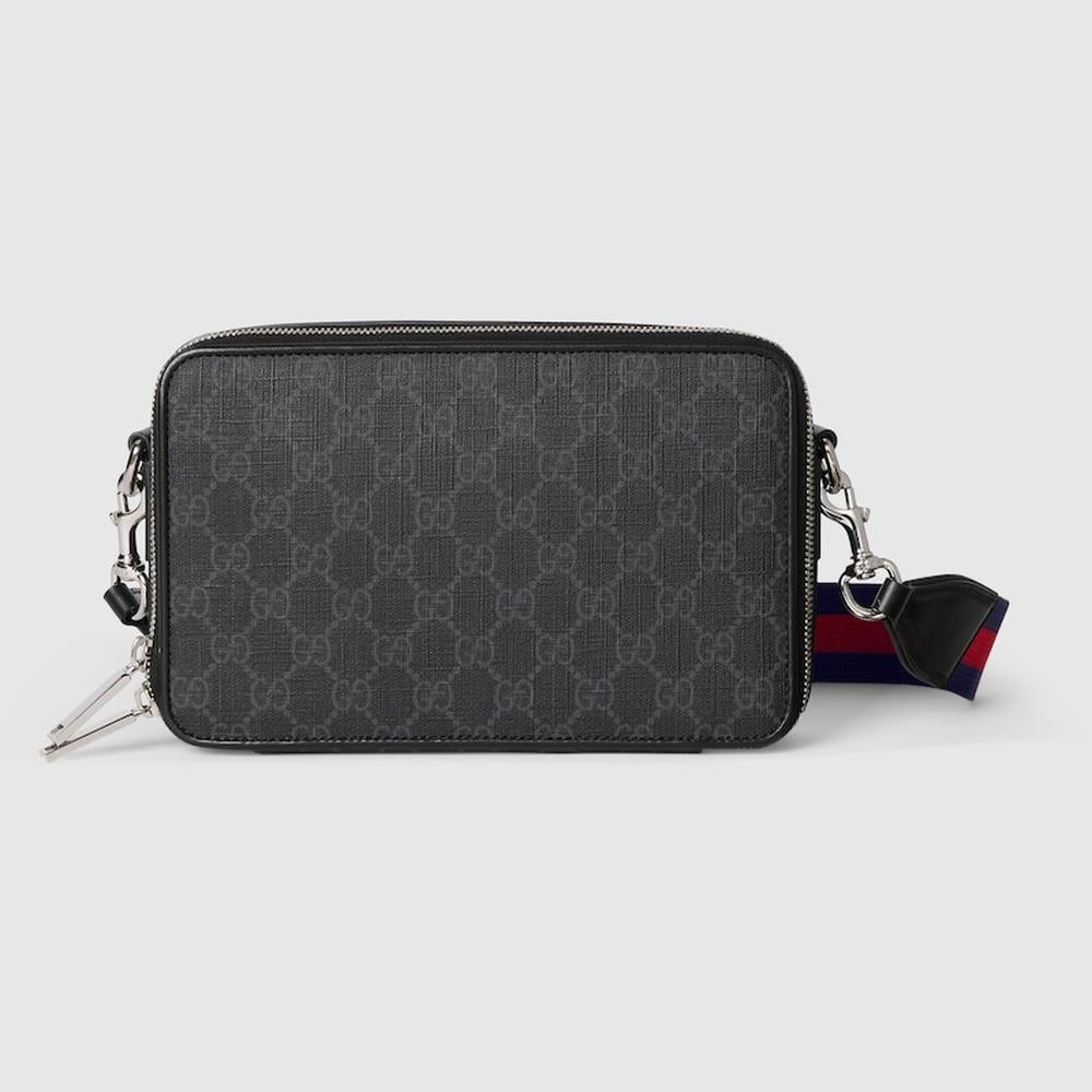 حقيبة كتف صغيرة GG للرجال من GUCCI باللون الأسود من القماش Supreme 792456 FADJA 1042