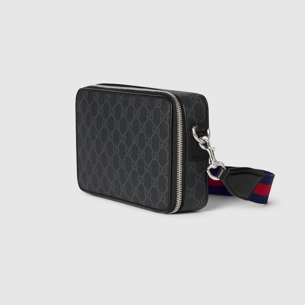 حقيبة كتف صغيرة GG للرجال من GUCCI باللون الأسود من القماش Supreme 792456 FADJA 1042