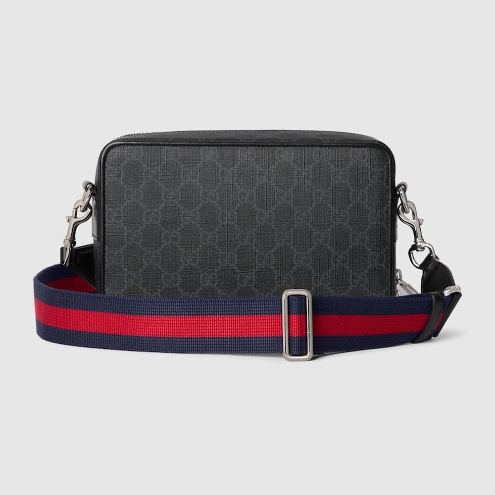 حقيبة كتف صغيرة GG للرجال من GUCCI باللون الأسود من القماش Supreme 792456 FADJA 1042