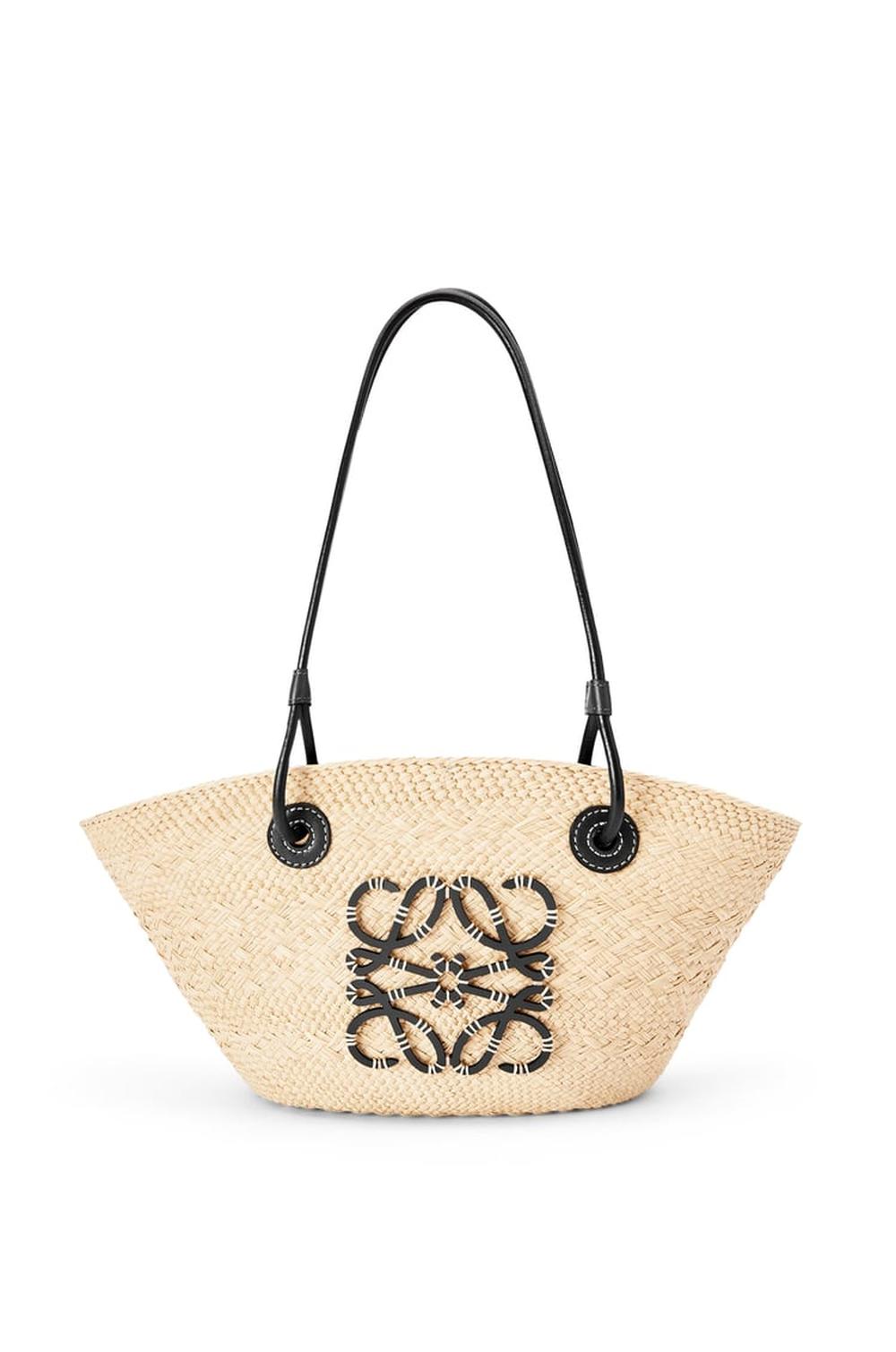 حقيبة LOEWE نسائية صغيرة من مجموعة Anagram Basket من نخيل إيراكا وجلد العجل باللون الأسود/الطبيعي A223P65X01-2165