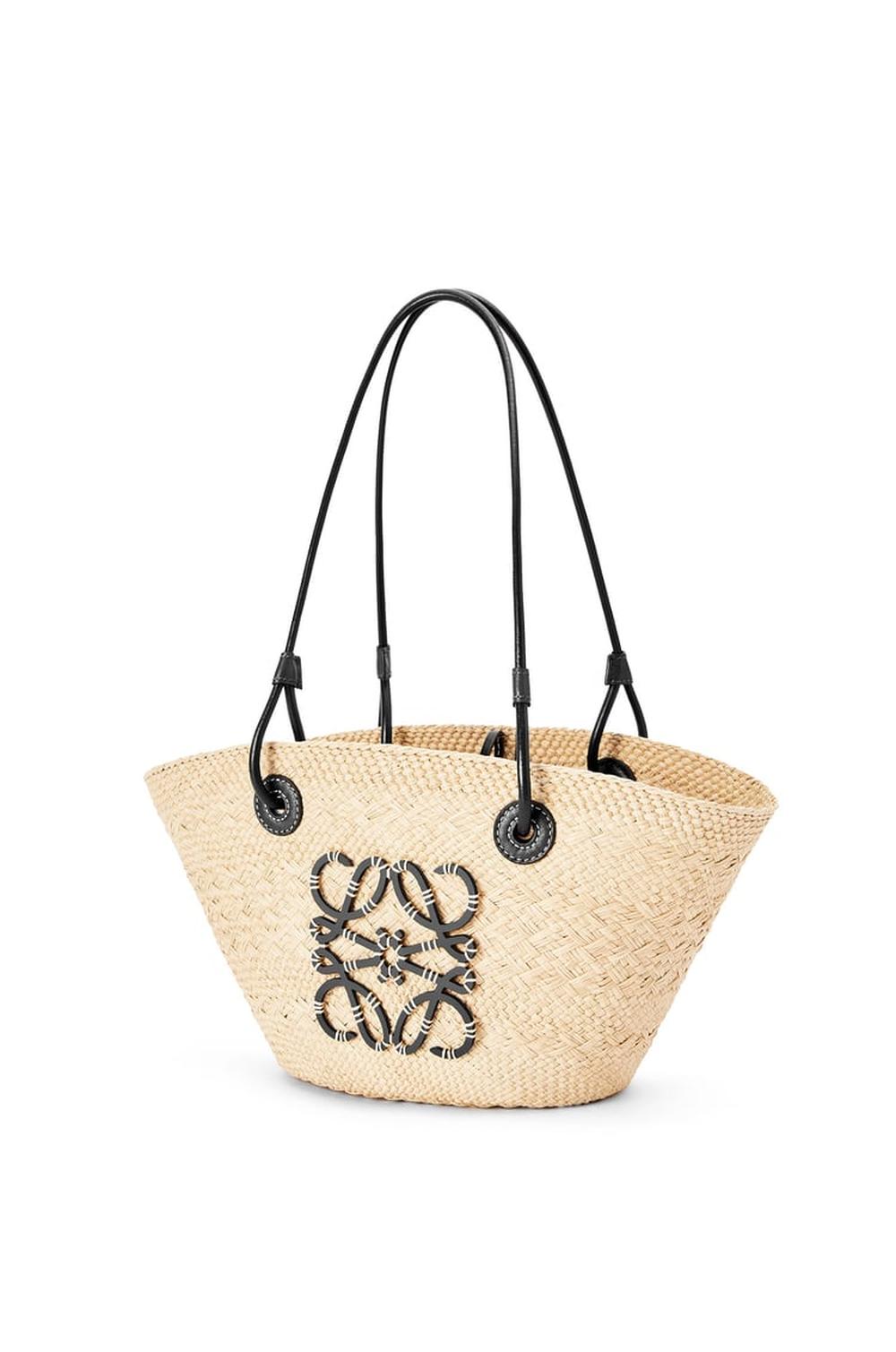 حقيبة LOEWE نسائية صغيرة من مجموعة Anagram Basket من نخيل إيراكا وجلد العجل باللون الأسود/الطبيعي A223P65X01-2165