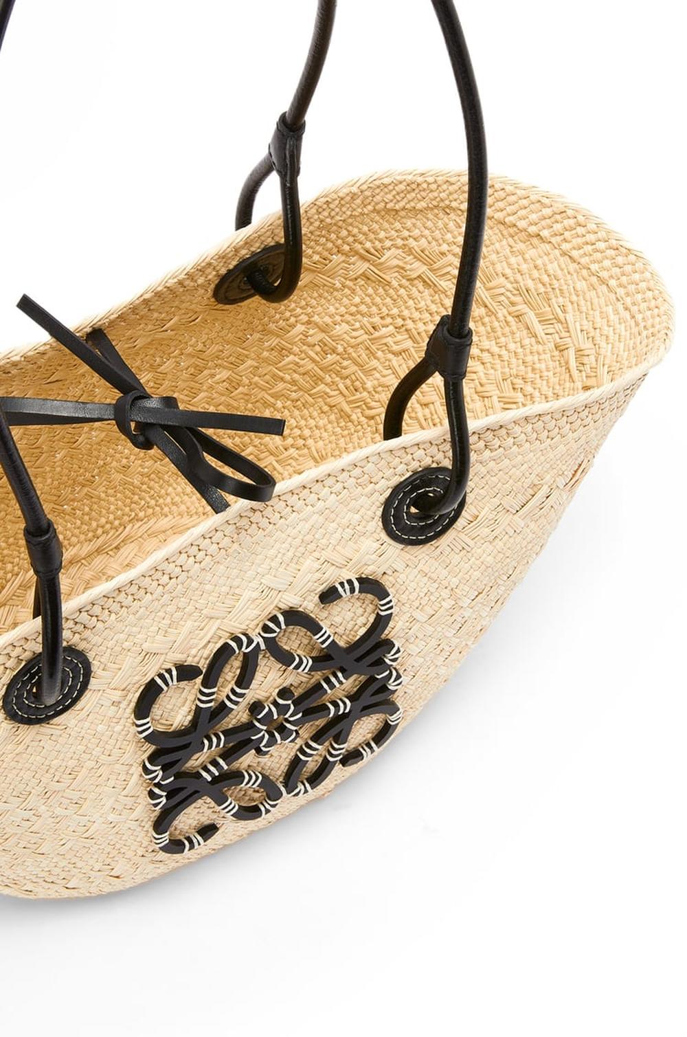 حقيبة LOEWE نسائية صغيرة من مجموعة Anagram Basket من نخيل إيراكا وجلد العجل باللون الأسود/الطبيعي A223P65X01-2165