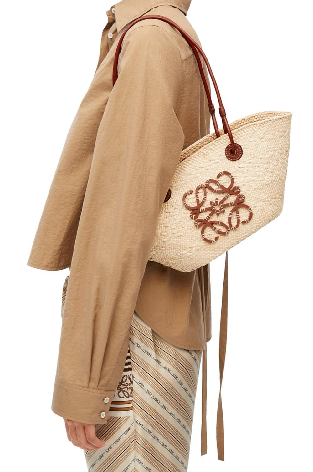 حقيبة LOEWE النسائية الصغيرة من مجموعة Anagram Basket من نخيل إيراكا وجلد العجل باللون البني الطبيعي A223P65X01-2435