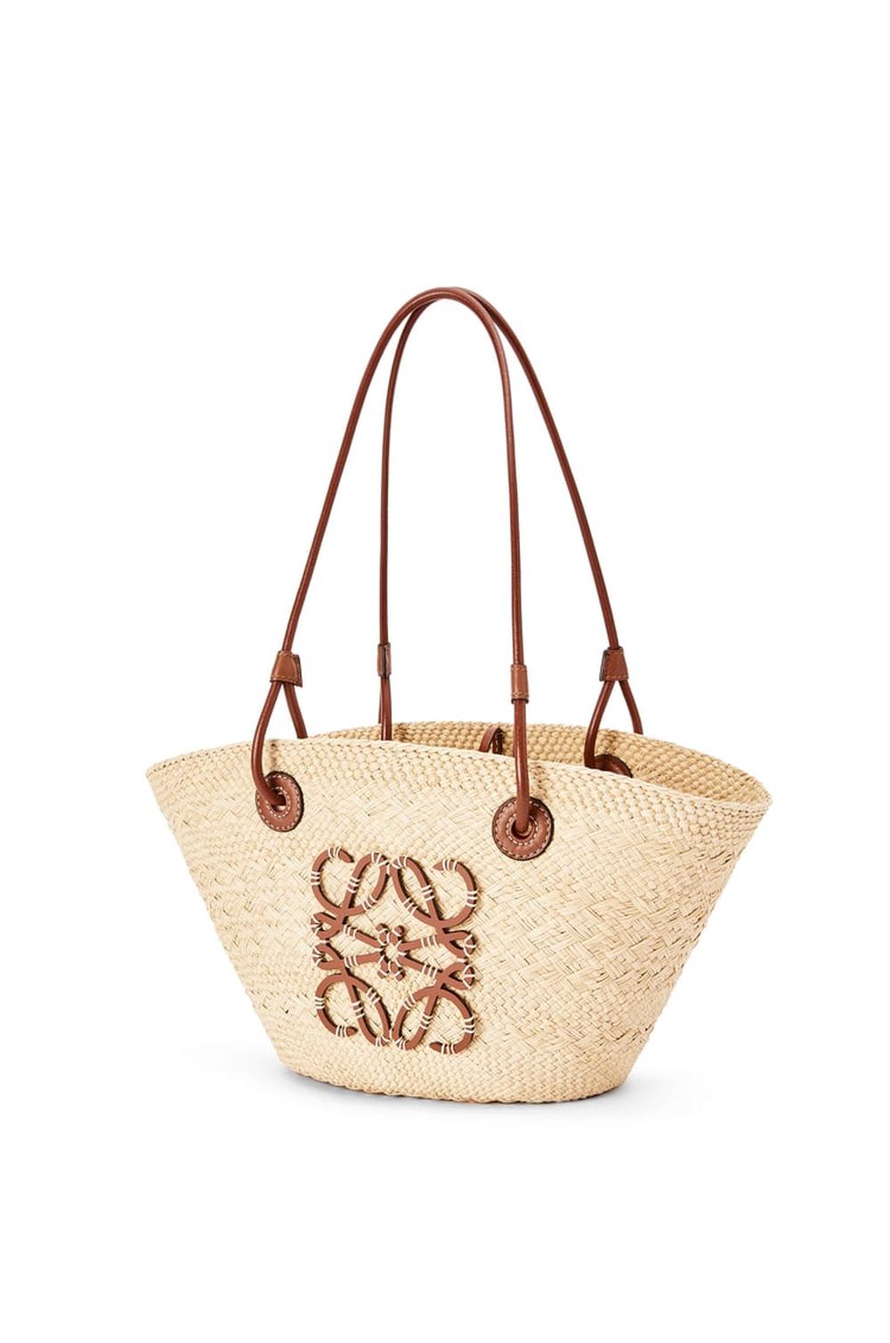 حقيبة LOEWE النسائية الصغيرة من مجموعة Anagram Basket من نخيل إيراكا وجلد العجل باللون البني الطبيعي A223P65X01-2435