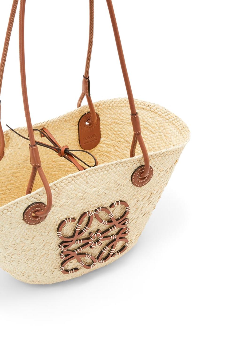 حقيبة LOEWE النسائية الصغيرة من مجموعة Anagram Basket من نخيل إيراكا وجلد العجل باللون البني الطبيعي A223P65X01-2435