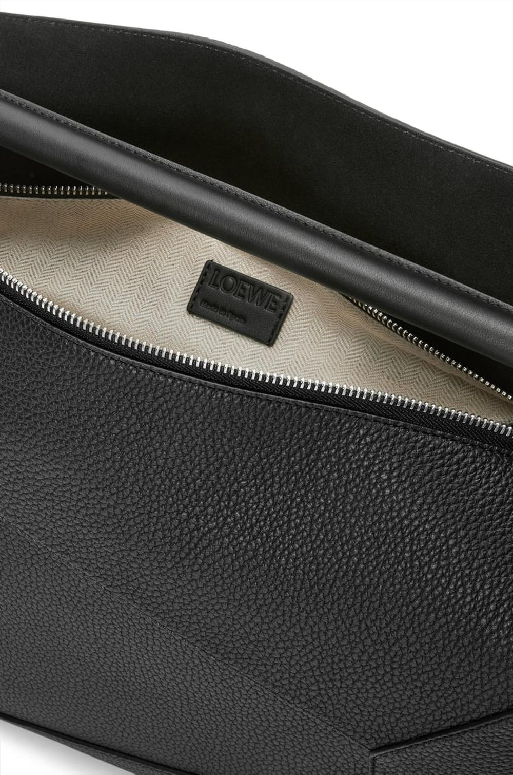 حقيبة LOEWE كبيرة الحجم للرجال من جلد العجل المحبب باللون الأسود B510P00X05-1100