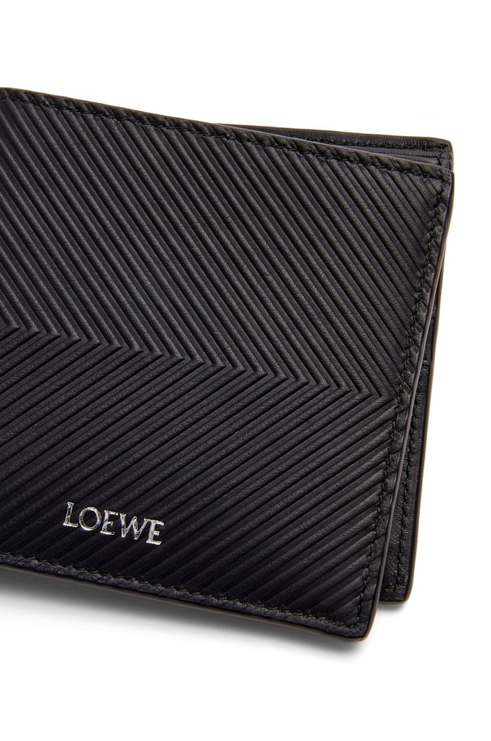 محفظة LOEWE ثنائية الطي للرجال من جلد العجل الكلاسيكي المزخرف باللون الأسود C779302X02