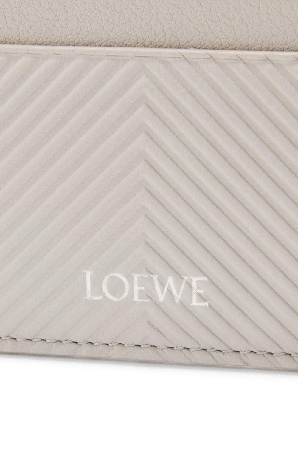 حافظة بطاقات LOEWE مفتوحة للرجال من جلد العجل الكلاسيكي المزخرف باللون الرمادي الفاتح C779W72X01-6579