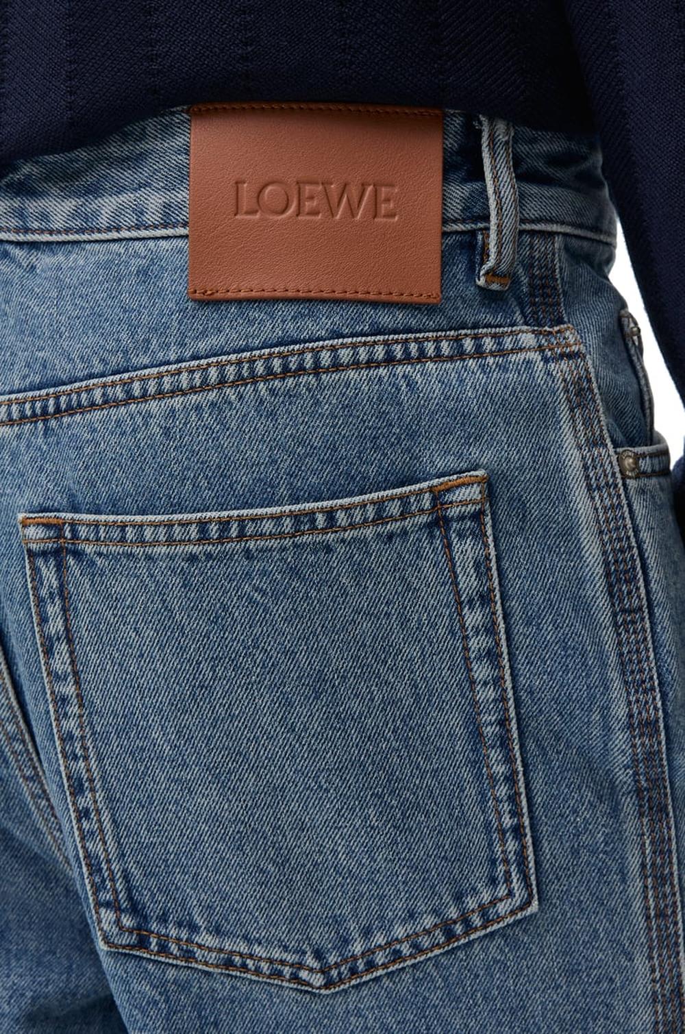 بنطلون جينز فضفاض من LOEWE للرجال من قماش الدنيم أزرق متوسط ​​اللون H526Y11W59