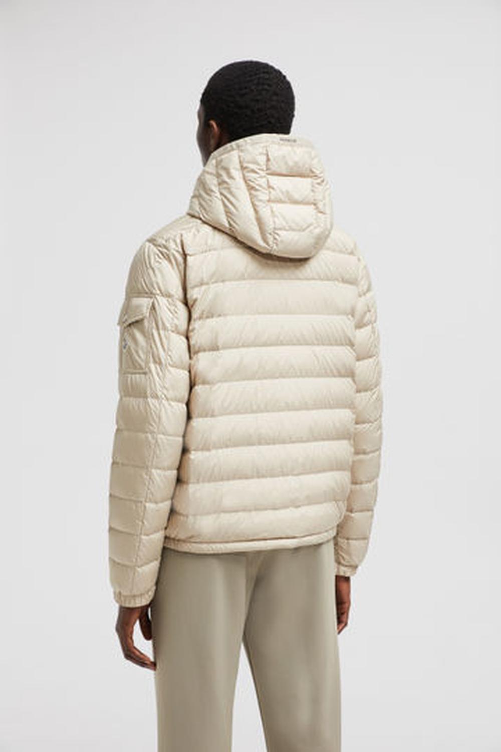 جاكيت MONCLER Galion رجالي قصير بغطاء رأس من الصوف باللون البيج J20911A00079549SK20L