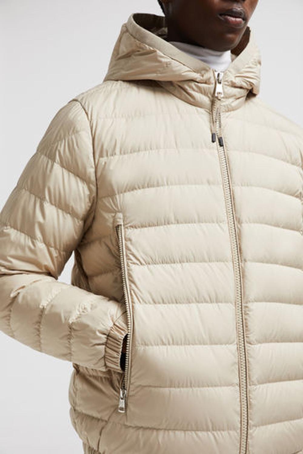 جاكيت MONCLER Galion رجالي قصير بغطاء رأس من الصوف باللون البيج J20911A00079549SK20L