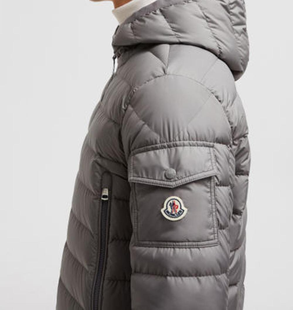 جاكيت MONCLER Galion رجالي قصير بغطاء رأس وبطانة من الأسفل باللون الرمادي الداكن J20911A00079549SK93D